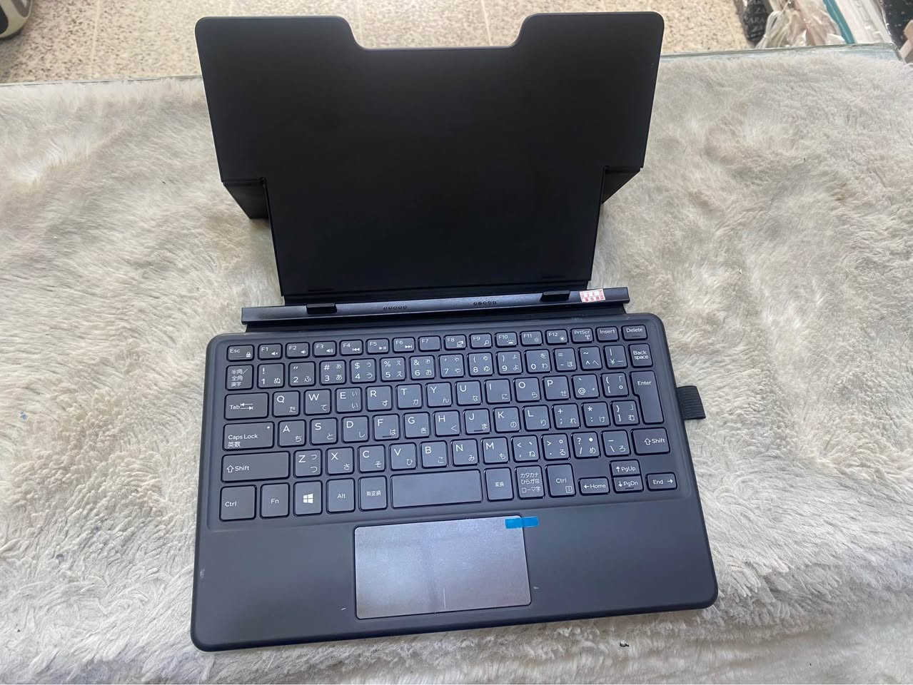 کیبۆرد و کەیسی ڕەسەنی کۆمپانیای Dell، مۆدێلی K15M، تایبەت بە تابلێت و لاپتۆپە شاشە جیاوەبووەکانی دێڵ.
• حاڵەت: لۆک و زۆر نوێ (وەک لە وێنەکان دیارە، هێشتا لەزگەی کارگەی بەسەرەوەیە).
• مۆدێلە گونجاوەکان: بەتەواوی دەبێت بۆ مۆدێلەکانی:
• Dell Latitude 5285 2-in-1
• Dell Latitude 5290 2-in-1
• تایبەتمەندییەکان:
• بەکارهێنانی زۆر ئاسانە و بە موگناتیس دەلکێت.
• ماوسەکەی (Touchpad) زۆر خێرا و وردە.
• کوالێتی دروستکردنی زۆر بەرزە و وەک پارێزەر (Cover) بۆ شاشەکەش بەکاردێت.
• تێبینی: کیبۆردەکە پیتی ژاپۆنی و ئینگلیزی لەسەرە، بەڵام لە ویندۆز وەک کیبۆردێکی ئاسایی کار دەکات و هیچ کێشەیەکی نییە. بشدار, السليمانية


**إذا كنت صاحب هذا الإعلان وتريد حذفه لأي سبب، رجاءا أرسل رسالة إلى الدعم الفني**