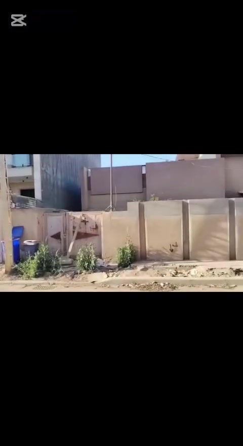 بيت للبيع في حي الكرامه 
بيت ركن طابقين مساحه ٣٢٩ متر
مسافة ١٠٠ متر عن شارع ٦٠  وقرب مدرسه رايه الاسلام الابتدائيه
الواجهه ٢٠ متر والواجهه الاخرى ١٧ متر
الاتصال على الارقام
 ***********    ***********
