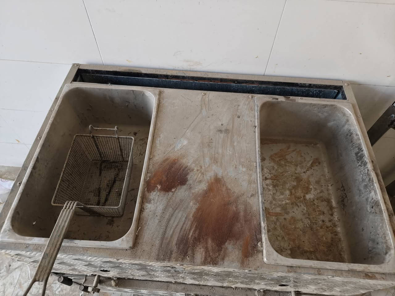 سـلام عليكـم

ادوات مطعم للبيـع ستخدام قليل
..
قلايا فنگر
تخته كصابه لحم
ميز تجهيز طعام
خماره او رفوف بيتزاء معه ماعين تقديم صاج +همبركر + عچانه
مجمده شكل فقط لا تعمل
جنكال كصابه
..
للبيع كلمن وسعره 
اليحب يستفسر
هذا رقمي ***********
