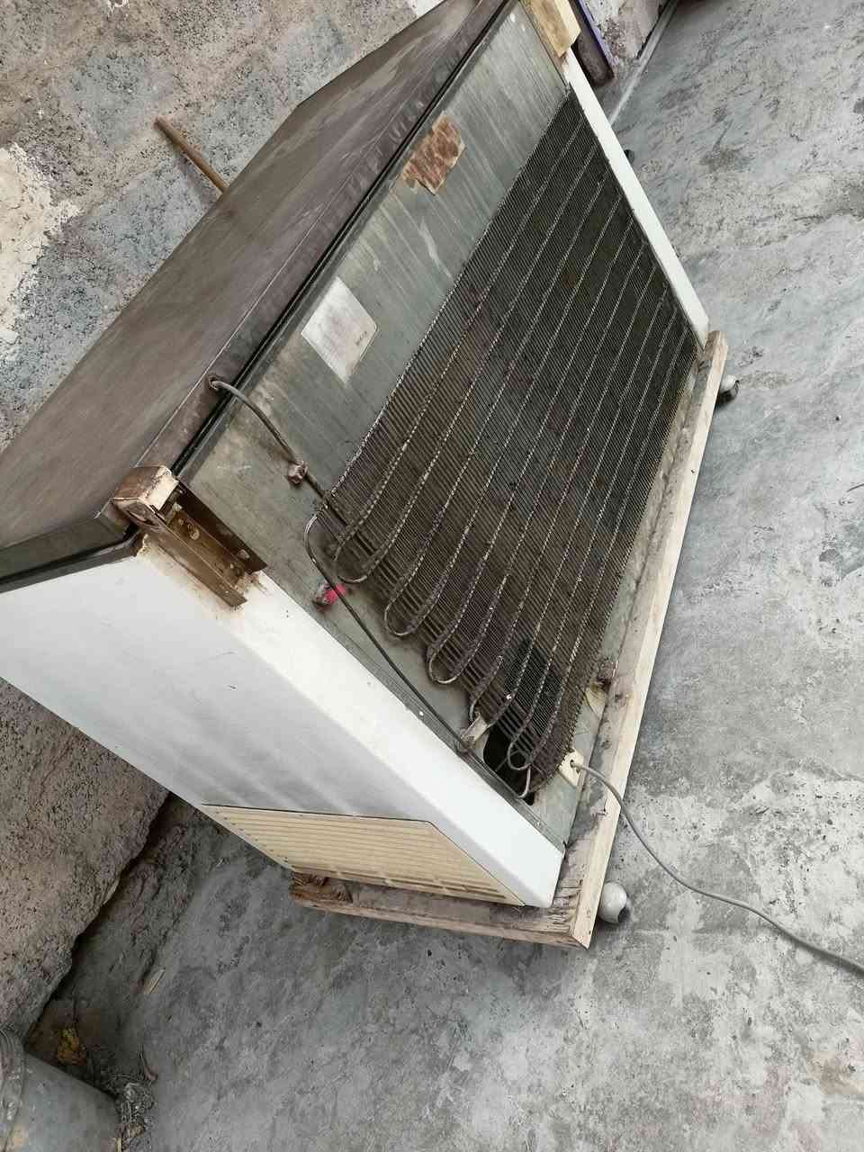 مجمده قديمة شغالة تبرد خفيف تحتاج بس غاز ***********
