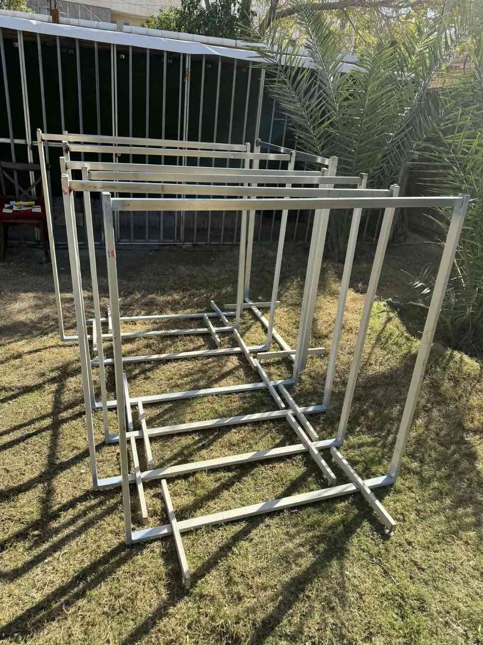 ستاندات لعرض الملابس. 
للبيع. 
الاتصال ع الرقم 

‭0781 838 1763‬
