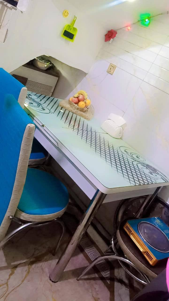 ميز طعام كزاز يصغر ويتكبر ٣كراسي سعر 80 لمكان بغداد ***********
