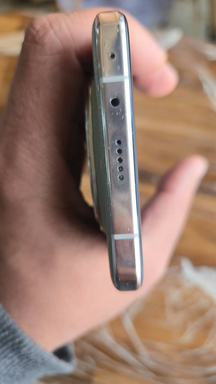 سلام عليكم هونر ماجك 6 برو ذاكرة ٥١٢ جهاز كارتونته ضايعه ويا شاحنه ١٢٠ واط جهاز نضيف بي بس خدوش بسيطه بلشاصي والجلد والشاشه بيهه شخط كلش صغير خال دائرة علي مامبين سعر  ٦٢٥ الف وبي مجال كلش قليل عنواني كربلاء طويريج وعندي توصيلل
*********** للاتصال
