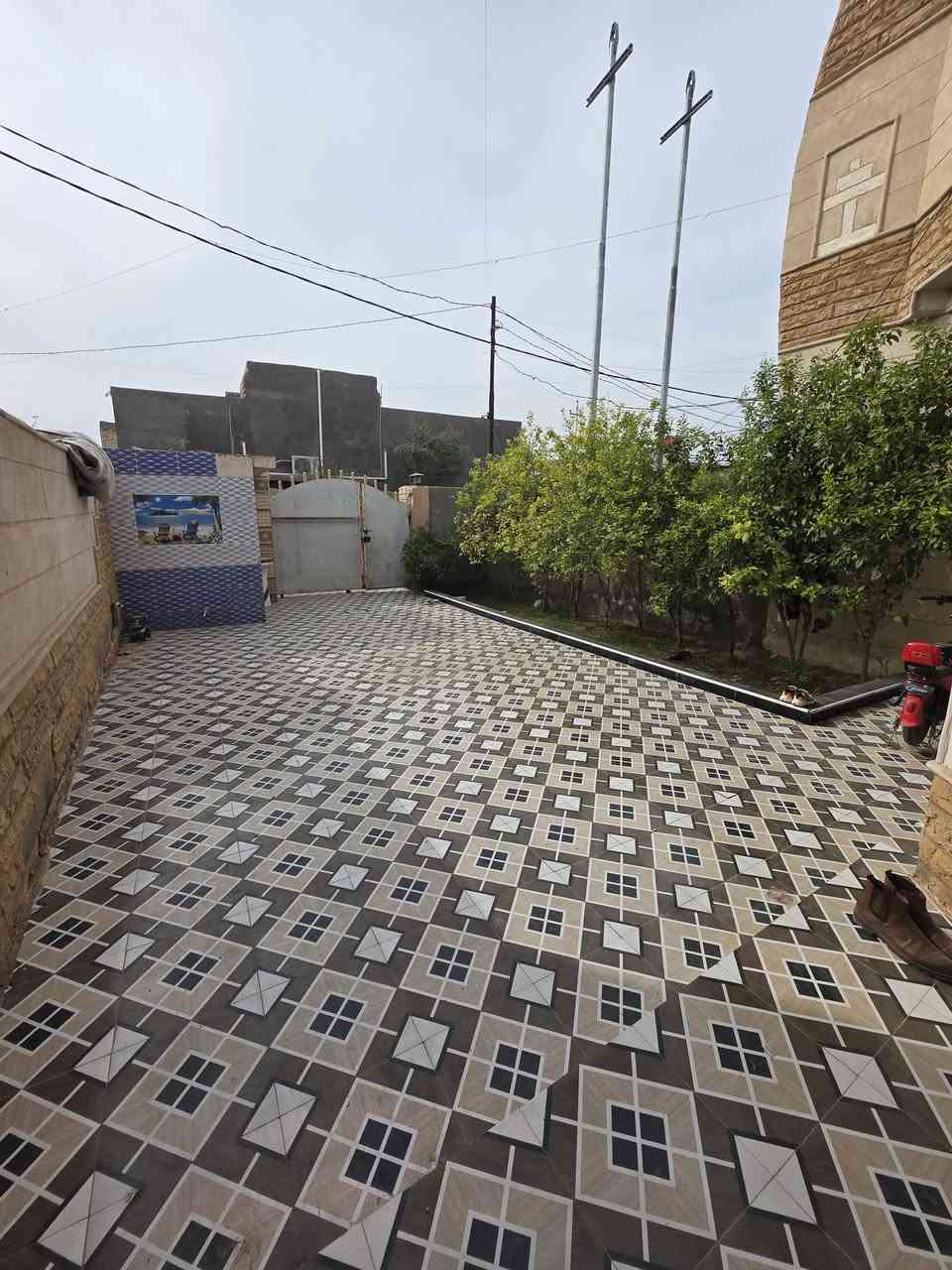 ♤ دار  للبيع طابقين  بناء 2018 ♤🏠
💢¤طابو  زراعي سند 25 تحويل مباشر بأسم المشتري   ¤💢 
بناء حديث وشغل درجة أولى 
البناء طابوك صب مسلح 
الدار على التبليط مباشر 
صاله ومطبخ واستقبال وغرفه نوم 3 ومجمع صحيات داخلي وخارجي وكراج سياره وحديقه 
الموقع  المحاويل  حي الأسرى حي الغدير 
المساحة 》👈》250 متر 
واجه 》👈》8متر 
نزال 》👈》30 متر 
عرض الشارع 》👈》15 متر تبليط 
السعر 110 وبي مجال بسيط 

للاستفسار اكثر الاتصال على الارقام التاليه 📞📞

***********  - ***********

او زياره مكتب  المحامي العقاري علي راجي العلواني
