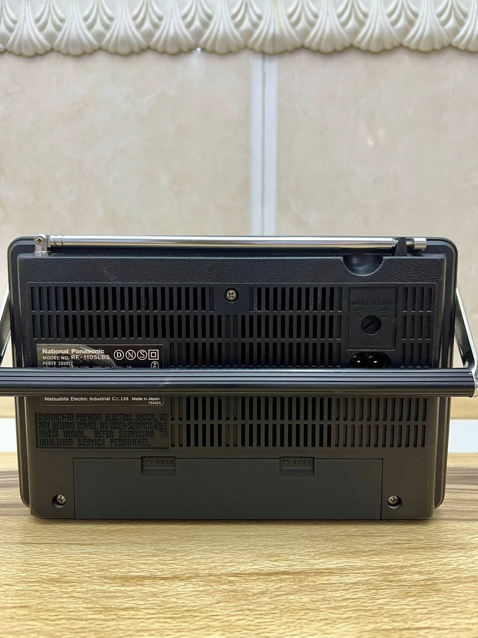 National Panasonic GX5
هيبة تحضر قبل الصوت قطعة نادرة من زمن لا يعاد أربع موجات تفتح عالَمًا من الهدوء والعمق
صوت دافئ متزن لا يعلو… لكنه يُسمَع باحترام
ياباني الصنع ١٩٧٧ - ١٩٧٨
يعمل على الكهرباء المباشر او بطاريات حجم وسط عدد ٣ 
٤ موجات Fm-Mw-Lw-Sw
نظام AFC لموجة Fm يمنع انحراف محطة FM التي تم ضبطها نتيجة للانحراف الحراري للمكونات الإلكترونية داخل الراديو
مؤشر Led
للحجز مراسلة الصفحة او مراسلة واتساب على الرقم ***********
#الجميع
#راديو_انتيك
#راديو_قديم
#انتيكات
#تحف_قديمة
#كلاسيك
#نوستالجيا
#ذكريات_الزمن_الجميل
‏#Vintage
‏#Antique
#للبيع
#سوق_العراق
#بيع_العراق
#بغداد
#كربلاء
#البصرة
#اربيل
