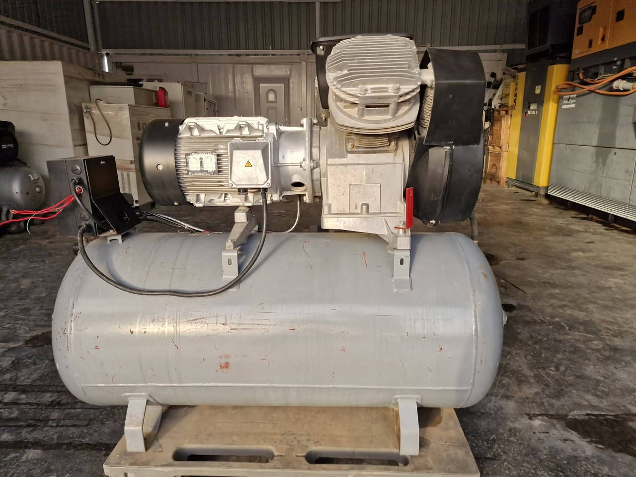 السلام عليكم 
 يوجد لدينا كمبريسر ال ١١  LE11 من شركة أطلس 
صناعة اوروبيه 🇪🇺
15 حصان
510 لتر

العنوان النجف الاشرف 
البوحداري عمود ٤٠
WhatsApp ***********
