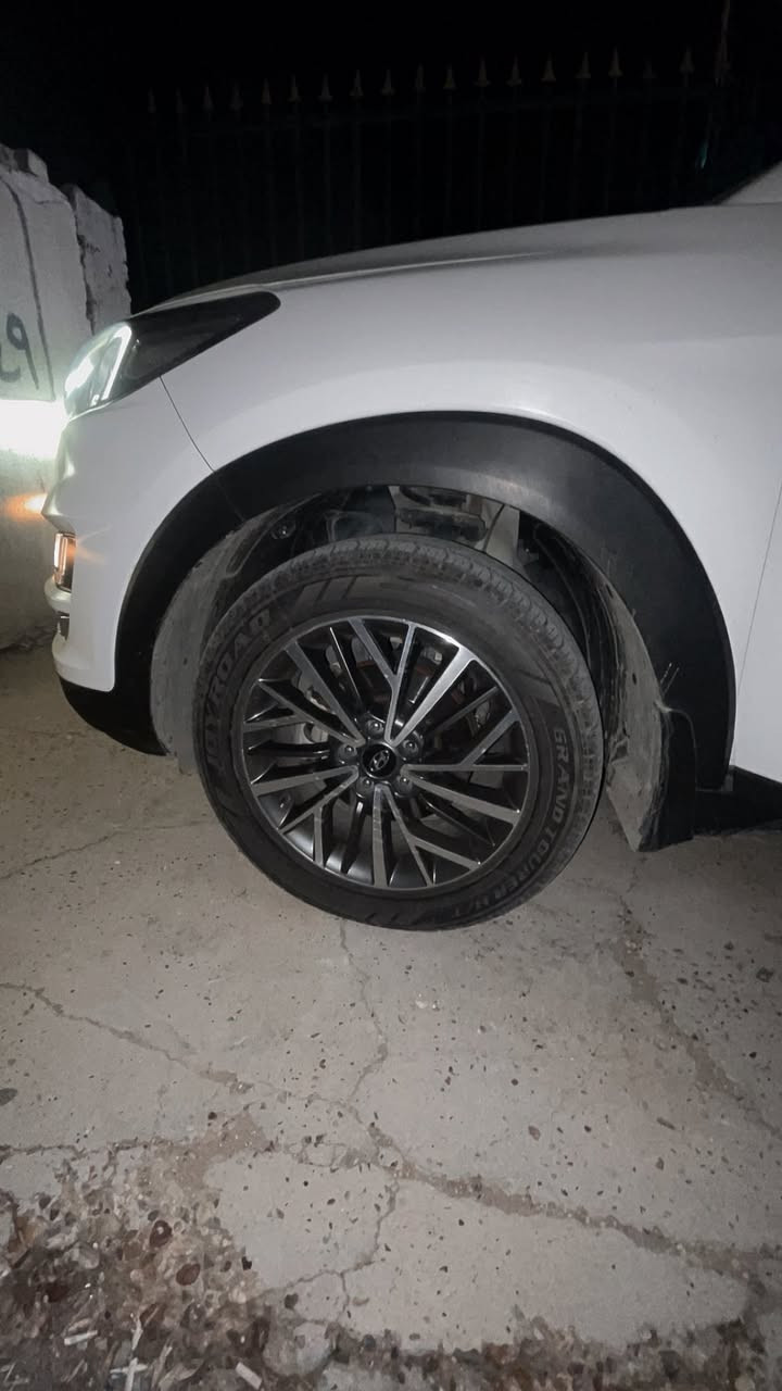 السلام عليكم
توسان 2020 خليجي  
رقم بغداد ماشيه 107 الف
فول للخير 1/1 بدون بنوراما 
بصمه  
3انضمه قياده 
كشنات 2 كهرباء 
5 عدسات 
سبير مانازل 
 كفاله عامه  تبريد قطعتين شاشه كبيره بلوتوث كامره خلفيه دواره مري شفط وايرليس شحن 
بيهة بارد ب الباب بدون صبغ
السعر (200 وبيهة مجال )
الاستفسار   ***********‬
مكاني بغداد الغزاليه
