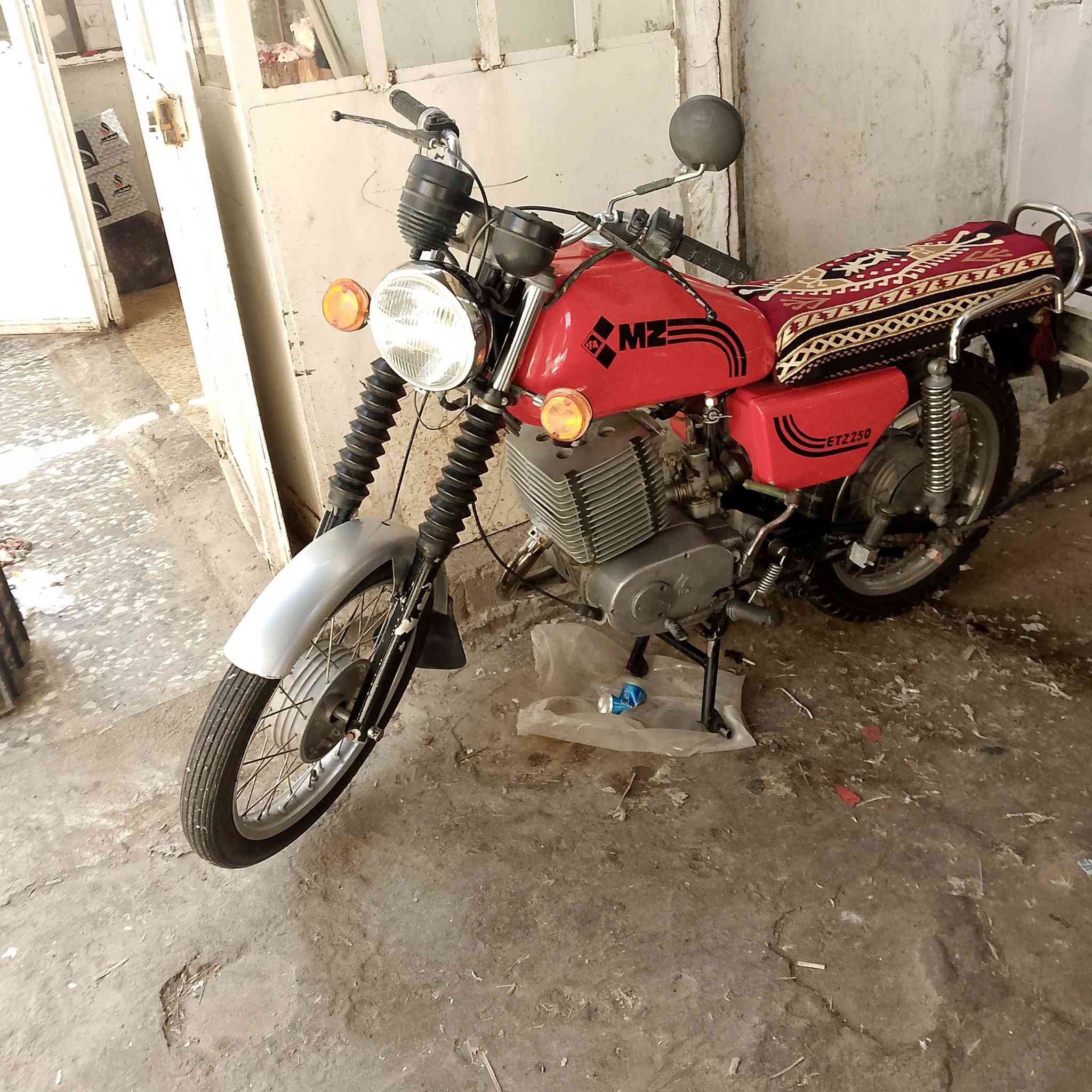 السلام عليكم عندي دراجه امزت مكفوله بيها كصه وحده موديل 82 كلها شغاله مكينه رحمه من  الله السعر خاص رقم موبايل ***********
