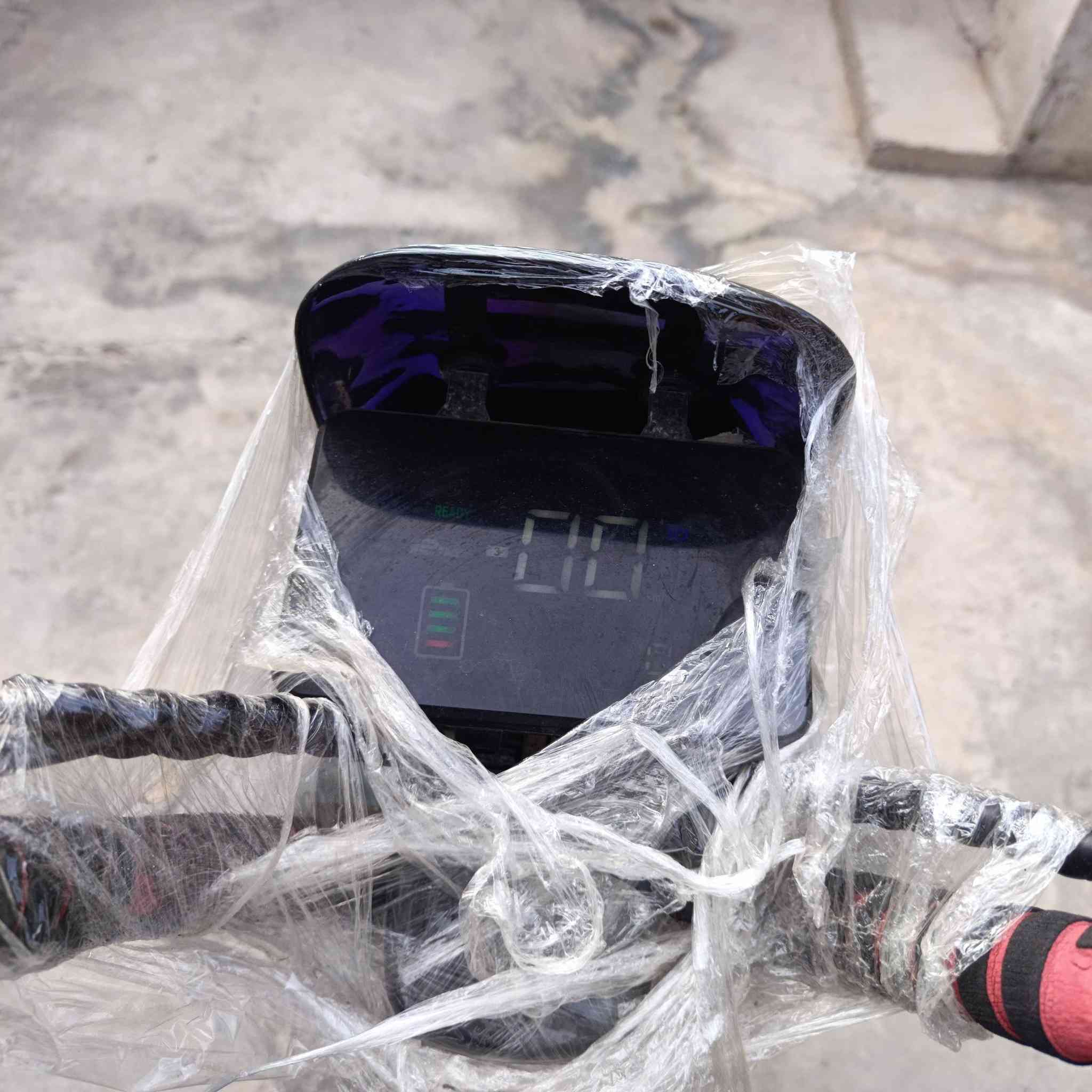 سلام عليكم دراجه شحن للبيع شحنته وياه تاير خلفي جديد شاشه شغاله اشاره لايت  فقط بطاريته شويه ضعيفه كل شي بيها شغال سعر 250 بيها مجال للتواصل ***********
