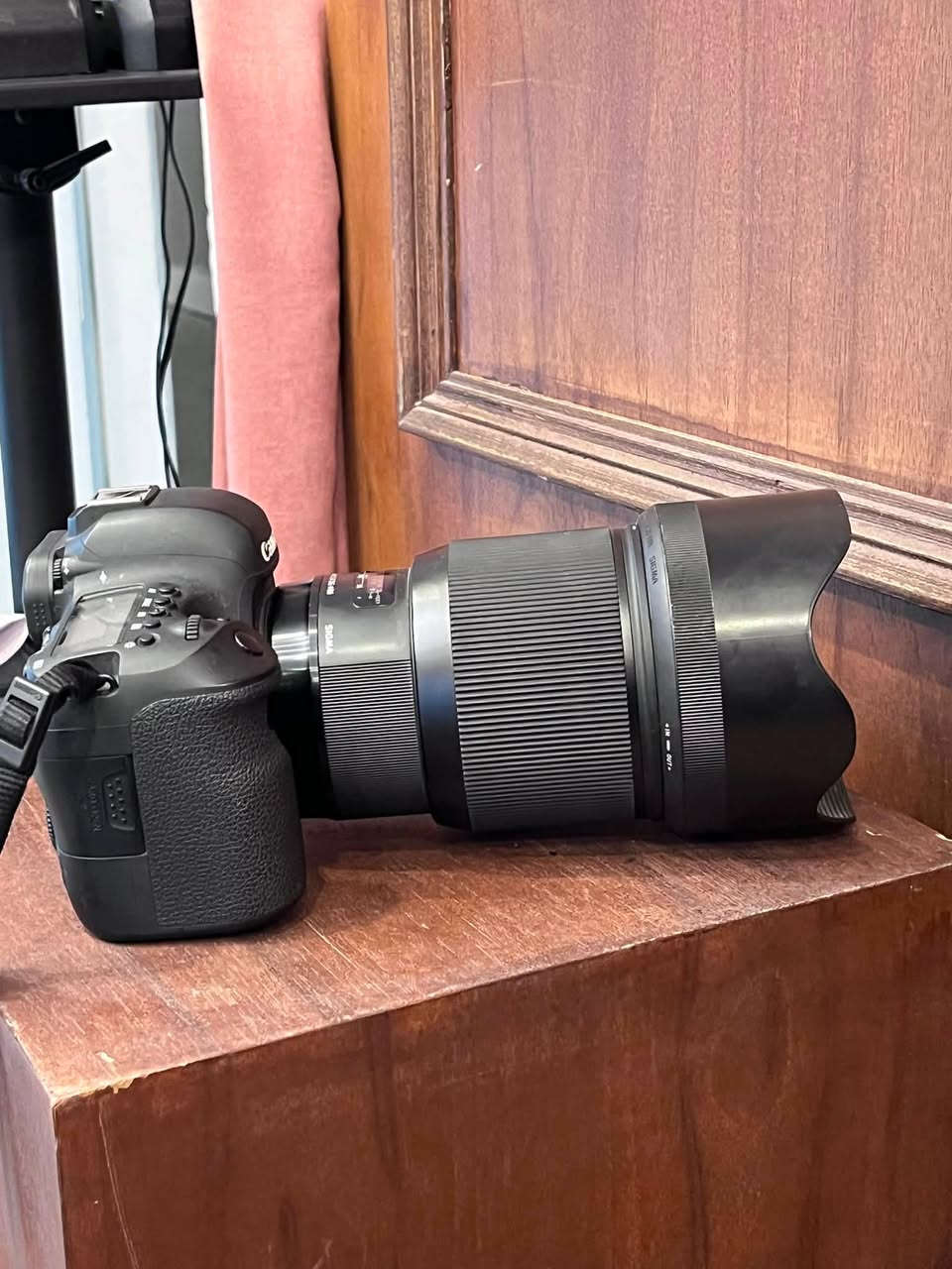d6mark 2 مع عدسة 85 سيكما 
استعمال بنية للبيع راسلني. دايركت


**إذا كنت صاحب هذا الإعلان وتريد حذفه لأي سبب، رجاءا أرسل رسالة إلى الدعم الفني**