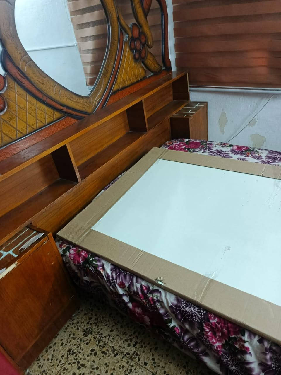سلام عليكم غرفة نوم يرادلها ترتيب سعرها 250  مكاني بغداد بلديات المعسكر بيها مجال ***********
