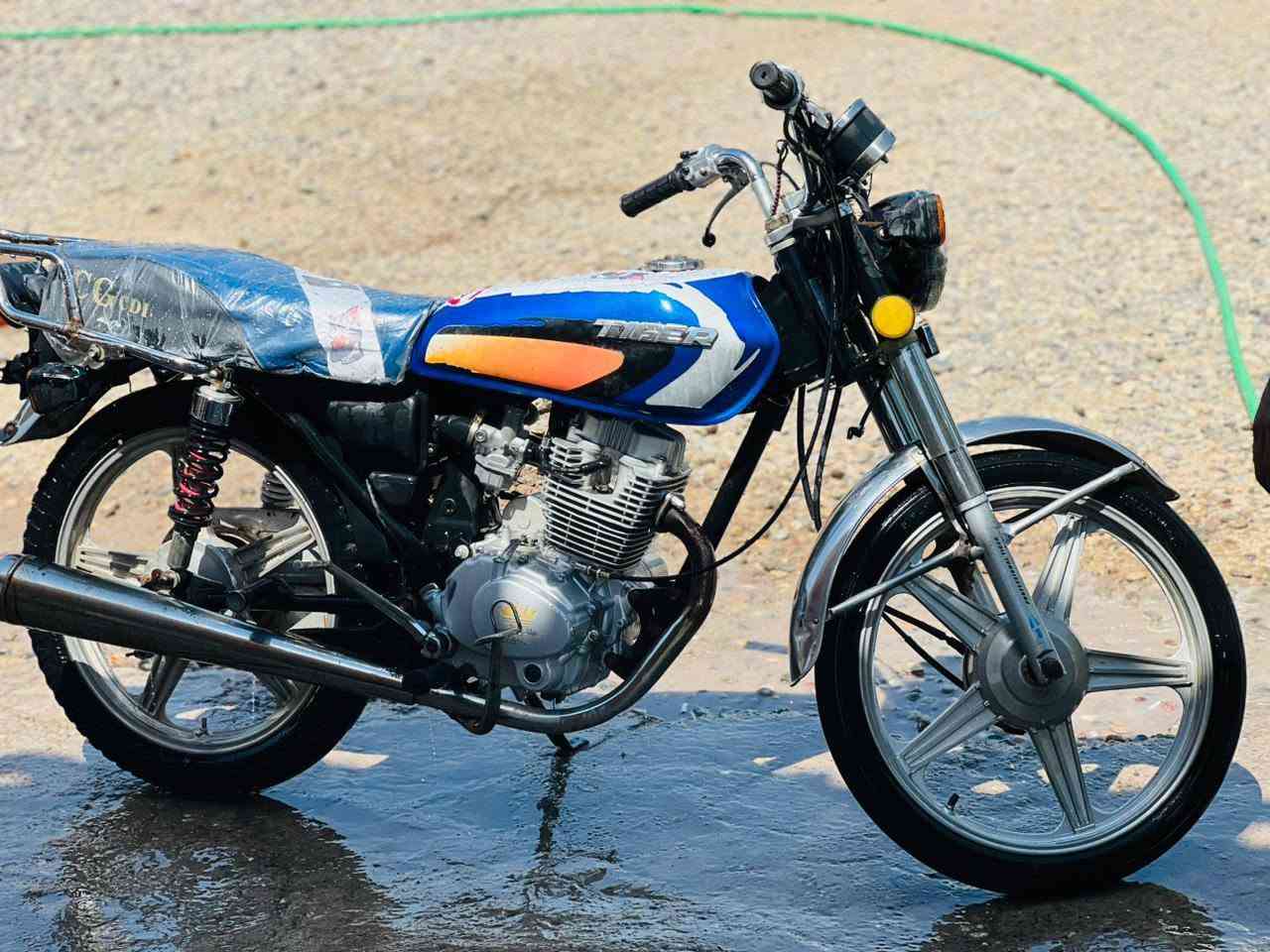 @إشارة 
السلام عليكم موطور للبيع السعر 280وبي مجال بارت عيتاني موديل 2019 نضافة فول محرك شرط دمعة لا صرف لا تبخير لا صوت كهربايات كلهة شغالة نضافة شوف العين معدل فول مال جناي العنوان الشركاط الساحل الأيسر اسديرة وسطى التواصل خاص او واتساب او اتصال ***********
السعر 280 وبي مجال
