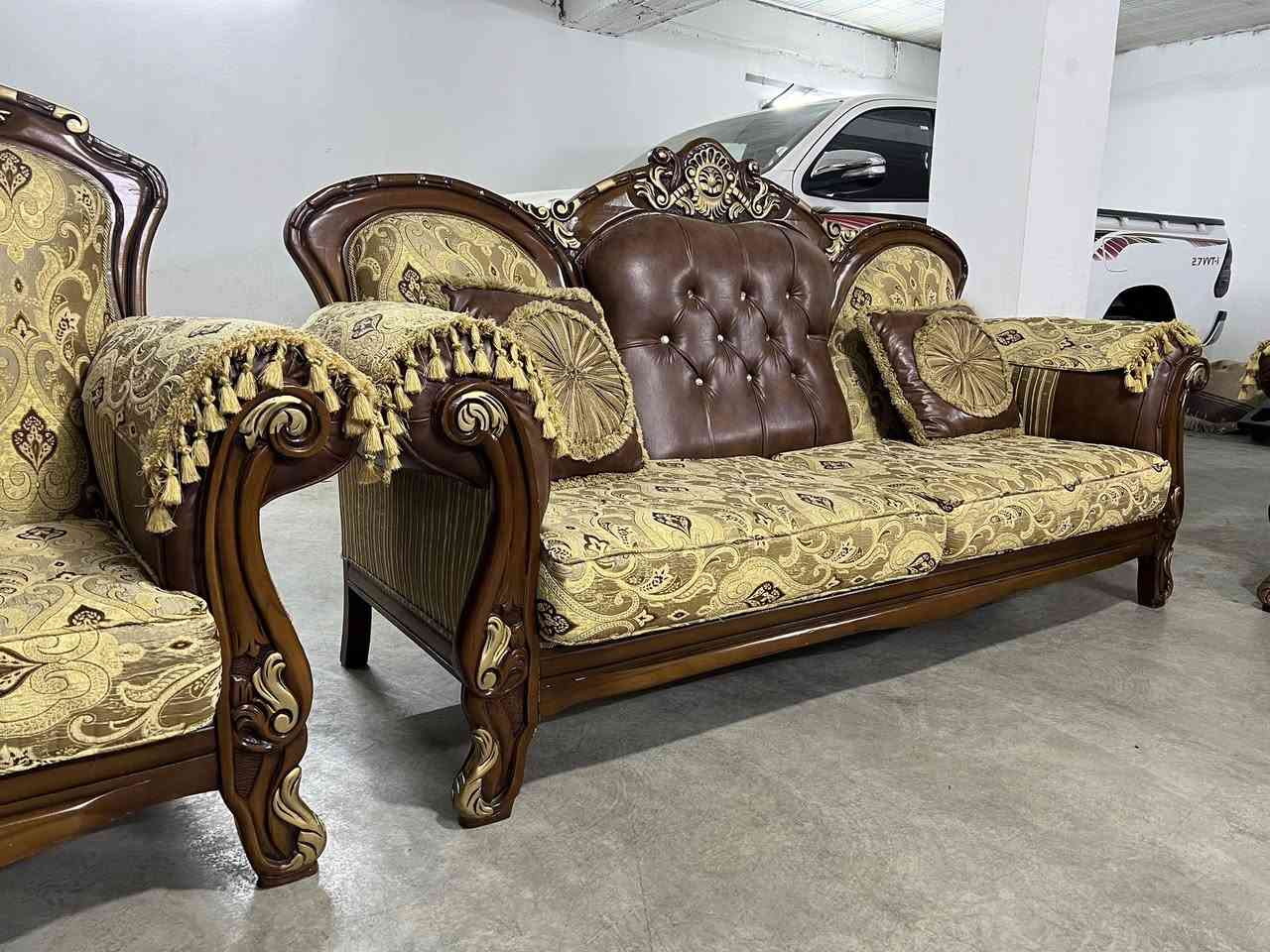 ئەم تاقمە مەلیکیە بۆفرۆشتن
فول کلاسیکیە بێعەیبە 
هەر بەلۆکی ماوە 📦
ژ.م***********
