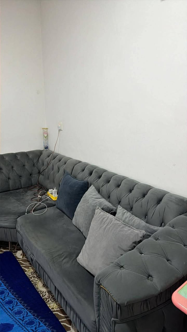 السلام عليكم
غرفة تركي وقنبات وثلاجة انضاف استعمال قليل وميز طعام وكراسي جدد وباقي اغراض بيتي مثل ثلاجة ماي و كنفيرة محافير اثاث بيت يعني 
***********
***********
