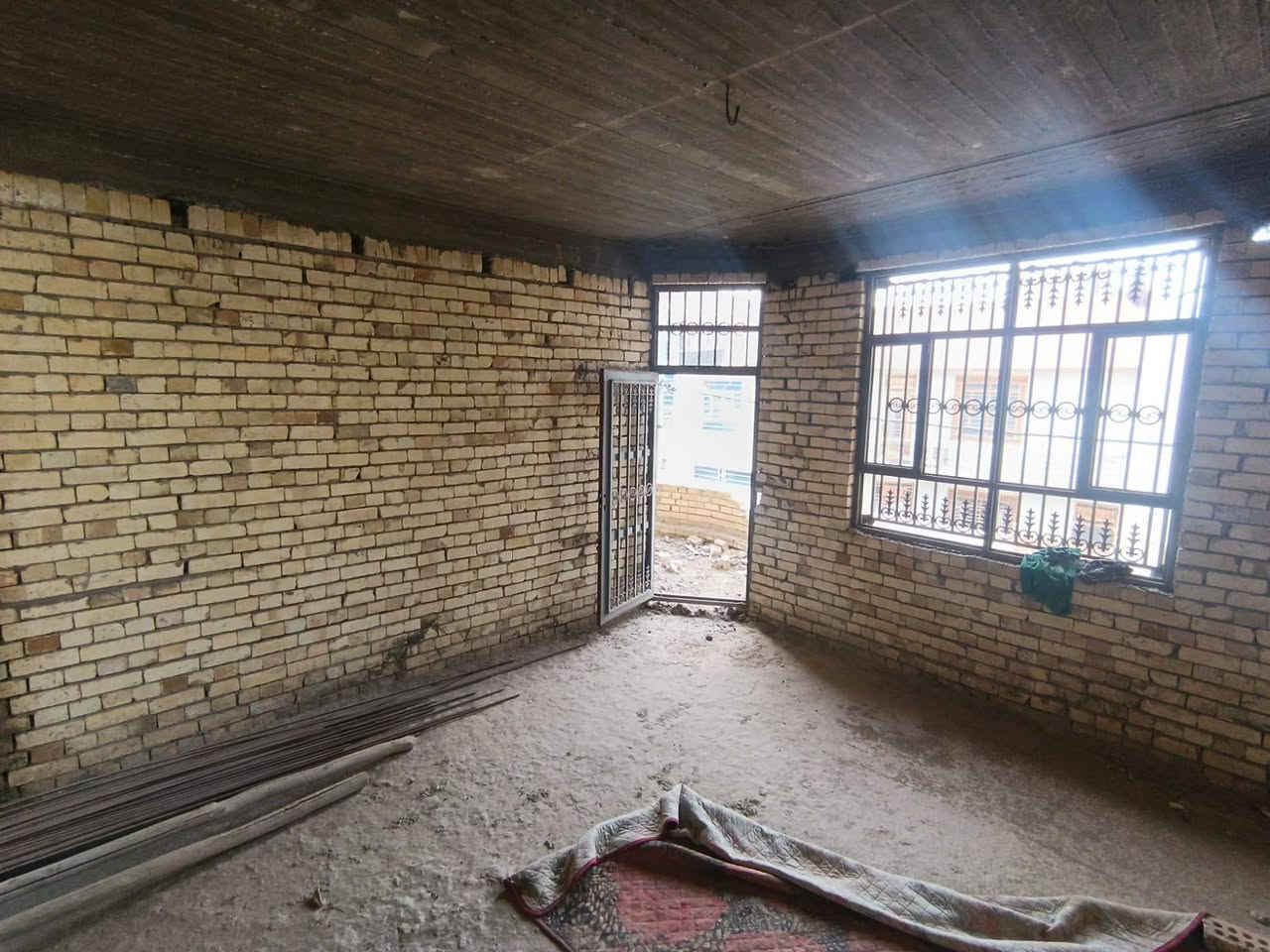 بيت للبيع حي الصحفيين هيكل طابقين  مساحة ٢٠٠ 
البيت عباره عن ٦ غرفه نوم واستقبال ومطبخ وصاله ودرج ملكي بسيط  
البيت طابقين طابق الارضي كامل مجاري ومي وكهرباء  وملبوخ  والطابق ثاني  طابوك فقط 
 ملحقات 
واستقبال ومطبخ وصاله ودرج ذو أجنحة ملكية  
تصميم البيت جميل جدا  
موقع البيت في حي الصحفيين 
السعر ٥٠٠ وبيه مجال
مكان المكتب /  ملحق الفارس قرب أسواق آدم 
 *********** 
0783136470
*********** واتساب 
‏‪
