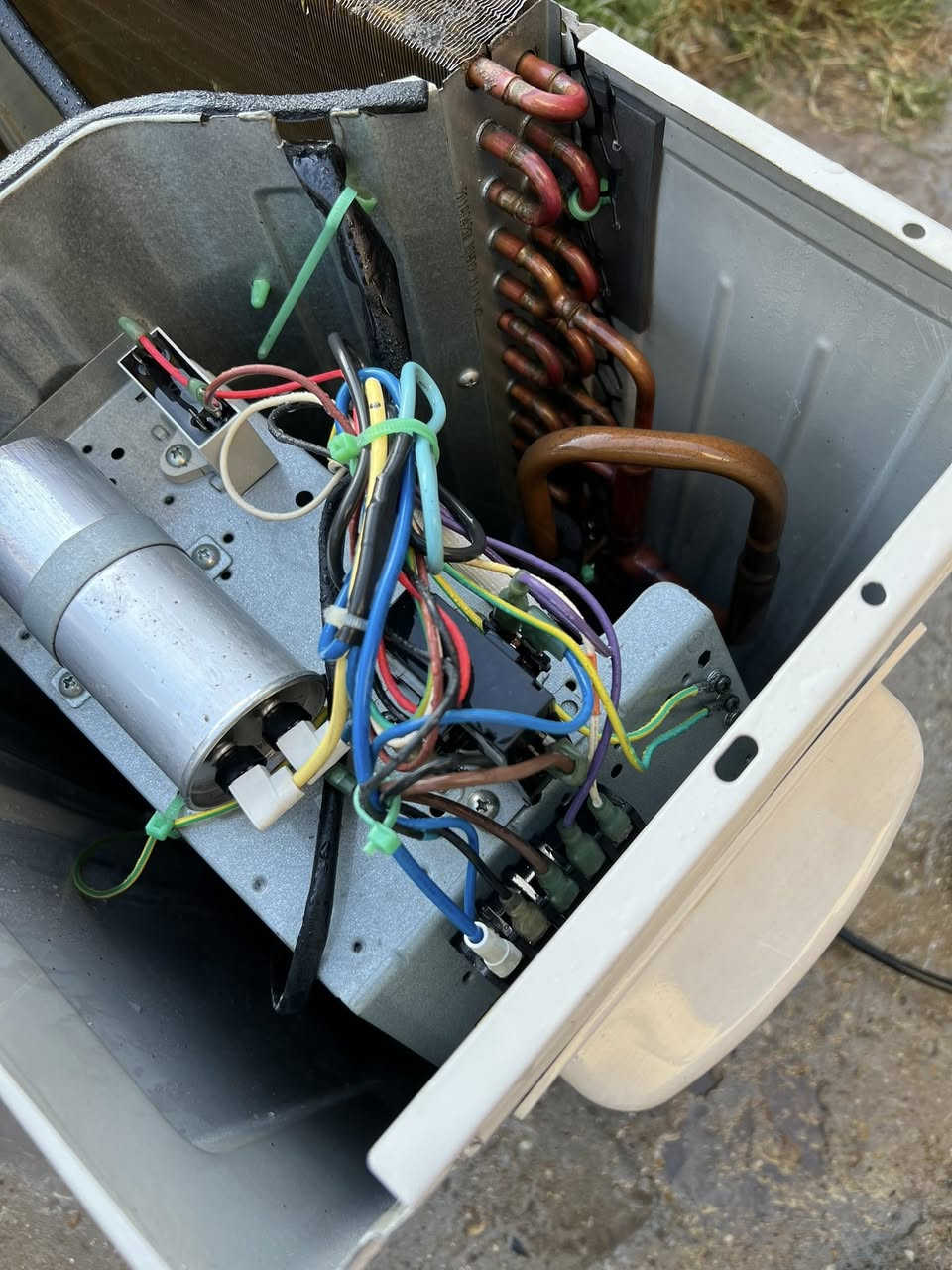 السلام وعليكم اخوان للبيع سبلت نوع كرافت 2 طن نضافه95 /100 كامل مكمل مكفول من فتحت البرغي نضافته بل حقيقه احلى من الصور تبريده ثلج 🧊 ❄️☃️تدفئه 🔥🐦‍🔥❤️‍🔥
كامل ملحقاته بوري 5متر جديد ريمونت قاعده وايرات كامل 
جيب وشد غازه كامل ومقفول راديتراته صفر جدد مشتغل قليل السبلت كامل جيب وشد ونضافه فول الفول
بعد الكرافت معروف بتبريده ودفعه القوي 
السعر٤٢٥ وبي مجال بسيط 
شارع فلسطين ***********
