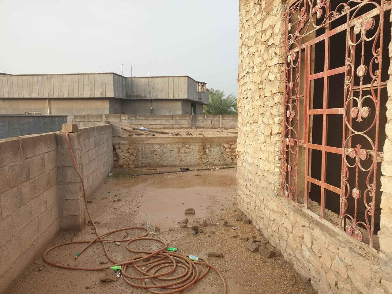 هيكل طابو صرف طابقين منطقة السبحاني قرب بيت الشيخ محمد الفتيح يتكون الهيكل من استقبال وهول وغرفة نوم عدد( ٢)وصالة ومطبخ وصحيات داخليه  
الطابق الثاني/يتكون من غرفة نوم عدد( ٢) وبيتونة 
مسلك كهرباء ومجاري كامل  السعرعلىالخاص/الاستفسار مكتب عقارات الصفا الانبار قضاء حديثة الحي العسكري قرب منفذ النواعير*********** // ***********
