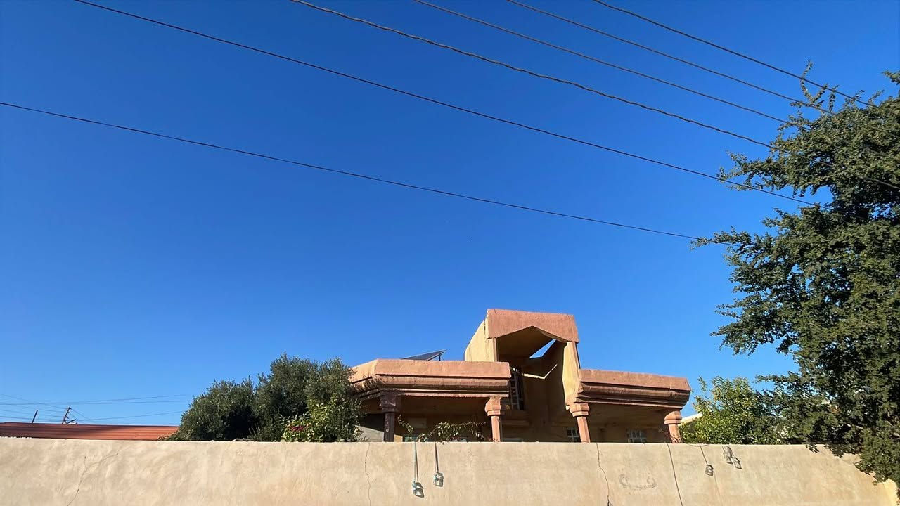 السلام عليكم دار للبيع المكان  العلم منطقه الوعي قرب اعدايه العلم للبنين 
قريبه عالمستوصف القديم البيت متكون من ثلاث غرف و صاله و استقبال و مطبخ حار بارد مجمع صحيات مداخل و كراجات عدد 2 مع سقيفه مساحه القطعه 600 متوفر كافه الخدمات  📍✔️

الاستفسار اتصال على رقم‬ ***********
