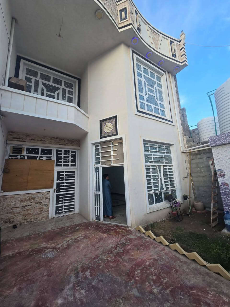 السلام عليكم 

دار للبيع 
حي الزهور
قاطين
المساحه 105 م 
تفاصيل المشتمل 
الارضي يحتوي ع 
صاله +استقبال + مطبخ 
القاط الاول يحتوي ع غرفتين نوم+وترك 

للاستفسار الاتصال ع الرقم 
  ***********
