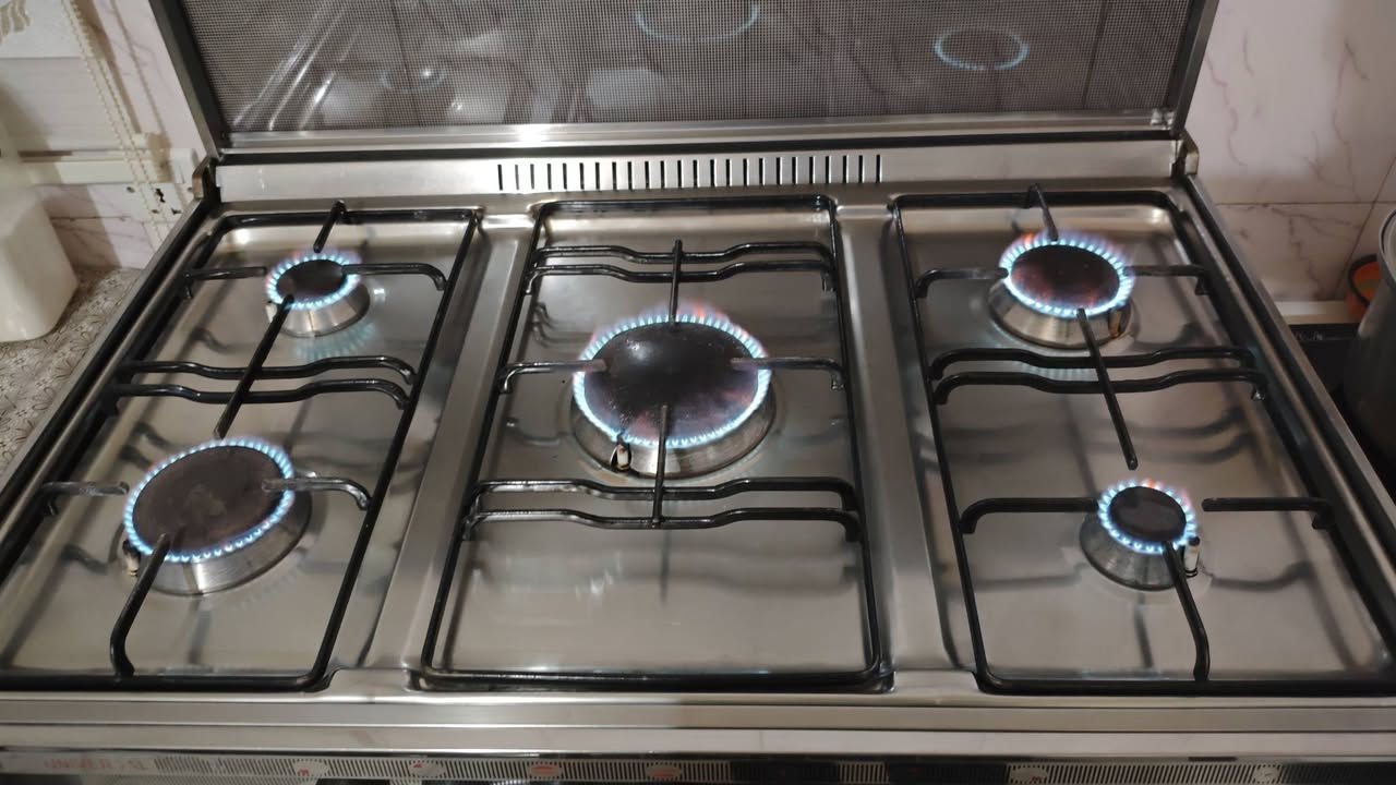 سلام عليكم طباخ للبيع نضيف شغال ناره قوية مابيه اي عطل فرن يشتغل السعر 250 العنوان حي القاهرة الثانية الرقم ***********
