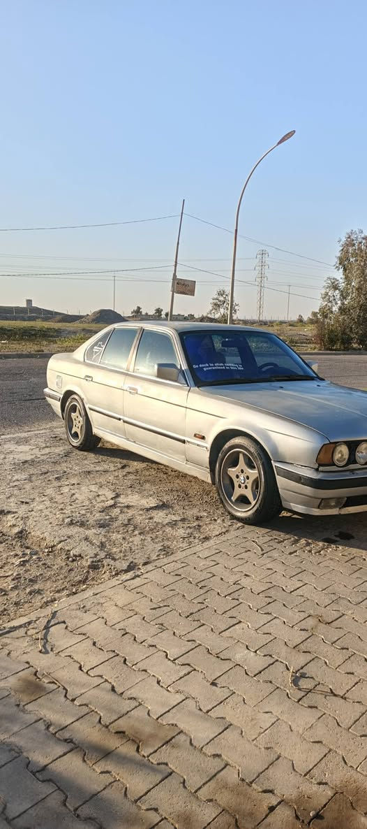 السلام عليكم
525مسكر كير عادي موديل ٩١
شعندك مراوس هم نزل 
تبريد ثلج كير محرك صدر شرط جدد تايرات باتري جدد كهربائيات كلها شغاله 

السعر ٣٨ وبيها مجال 

***********
