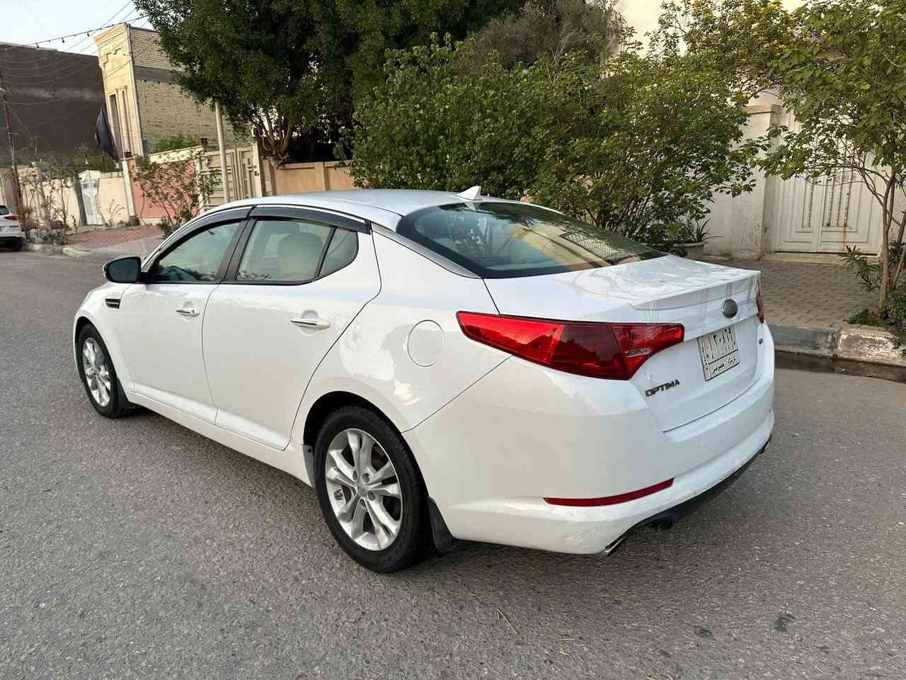 السلام عليكم *********** للبيع كيه اوبتيما وارد أمريكي موديل 2013 السعر (110) طخته جاملغ امامي بدون دواخل مواصفات السياره مكينه 2400 تحكم ستيرن جهتين شاشه كبيرة كامره خلفيه أشاير بلمري ويل كب مثبت سرعه نظام ايكو ويل كب مكينه وكير وحداديه وتخم تايرات بحاله ممتازه جدا جدا رقم كربلاء مكان سياره في كربلاء تحويل مباشر
