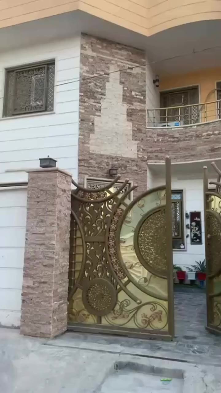 السلام عليكم ورحمة الله وبركاته دار في حي السكك قرب التربيه 150 متر بناء 2023 السعر 180 وبي مجال ***********المهندس للعقار
