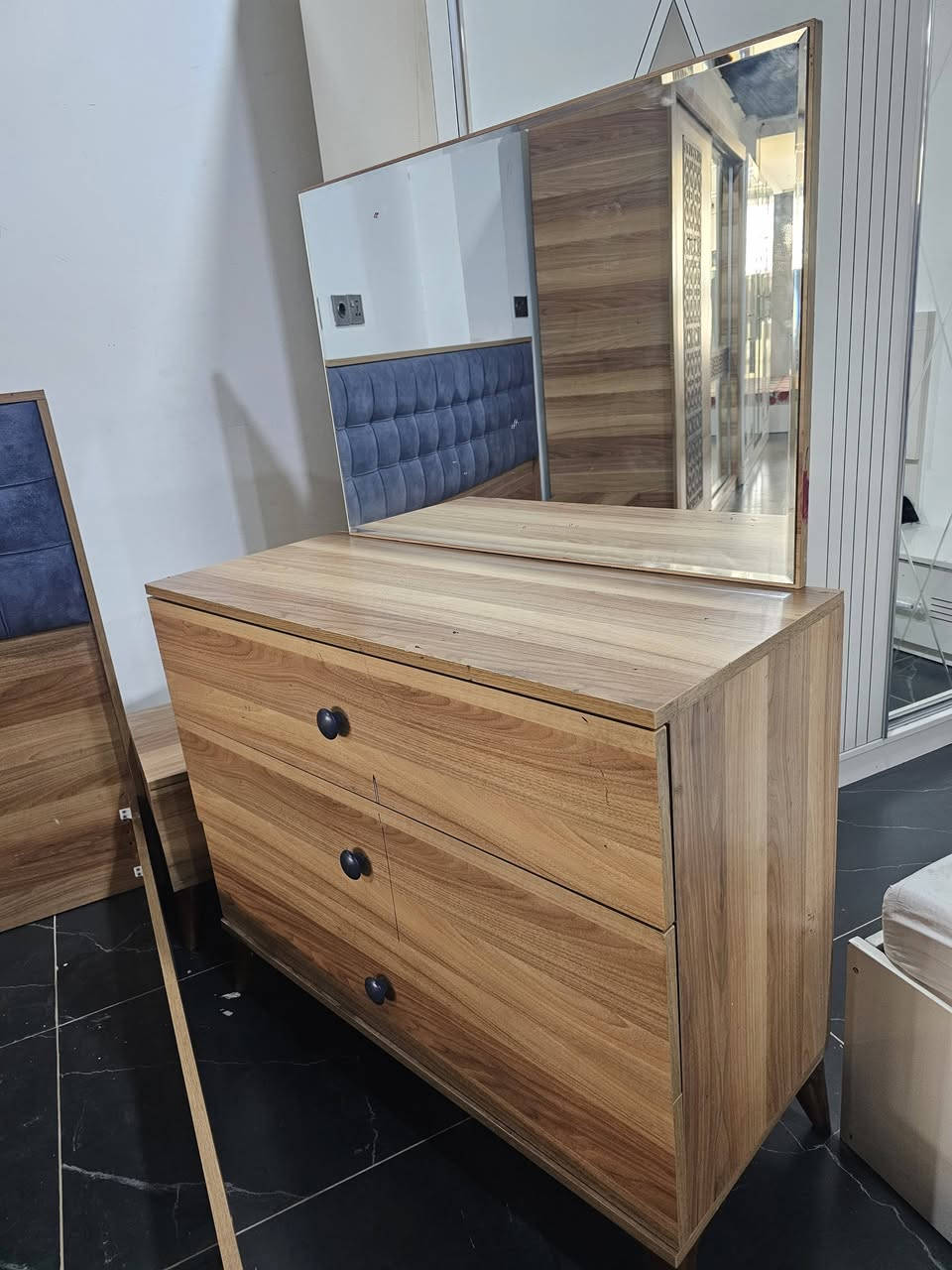 غرفه نوم تفصال درجه اوله للبيع نظيف قليل مستخدم سعر 450 الف شراي يخابر رقم مكان كركوك سارعو بل حجز ***********
