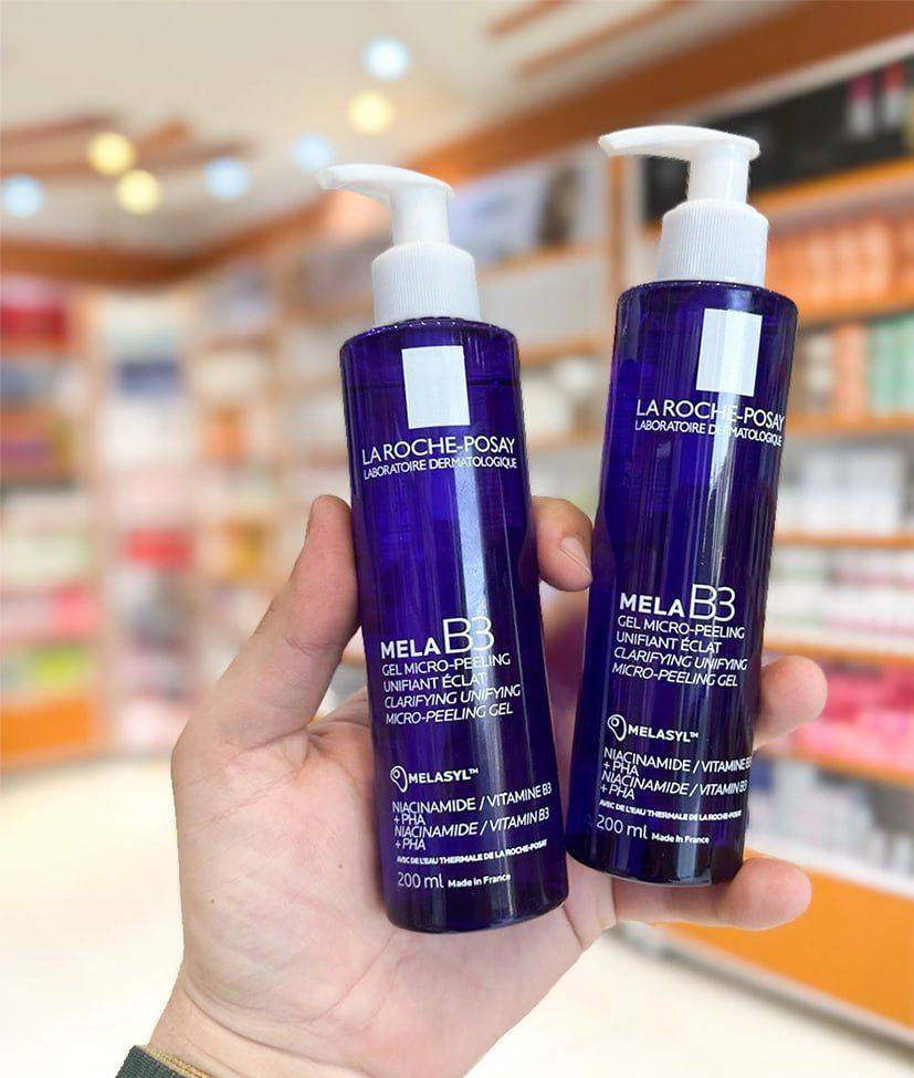 🌸 La Roche-Posay – MELA B3 Micro-Peeling Gel
✨تعبانة من البقع والتصبغات اللي تخلي بشرتك باهتة؟
هسه الحل بيدك 💜
مع MELA B3 Micro-Peeling Gel
جل مقشّر لطيف ينظّف بعمق، يفتّح ويوحّد لون البشرة من أول استعمال، ويخليها أنعم وأنضر بشكل ملحوظ.
🔹 إشراقة واضحة
🔹 توحيد لون البشرة
🔹 تقليل مظهر البقع الداكنة
🔹 مناسب للاستخدام اليومي
🔹 لطيف حتى على البشرة الحساسة
سرّه؟ تركيبة مدعومة بـ النياسيناميد (فيتامين B3) + مركّب Melasyl™ للمساعدة على تقليل التصبغات ومنع ظهور بقع جديدة ✨
بشرتك تستحق عناية أطباء الجلد… مو أي عناية 💙

📌 هو عباره جل منظف ومقشّر خفيف (Micro-Peeling) يساعد على إزالة الخلايا الميتة بلطف، ويعالج البهتان والتصبغات تدريجياً.

💥 من اهم فوائد المنتج 

يقلل مظهر البقع الداكنة والكلف
يوحّد لون البشرة
ينظف المسام بعمق
يمنح نعومة وإشراقة واضحة
يحضّر البشرة لامتصاص السيروم والكريم بشكل أفضل
مناسب لـ:
البشرة اللي بيها تصبغات
آثار حبوب
تفاوت لون البشرة
حتى البشرة الحساسة (لأن تركيبته لطيفة)
🧴 طريقة الاستخدام الصحيحة
يُستخدم على بشرة مبللة.
ضغطة أو ضغطتين تكفي.
يُدلّك بلطف بحركات دائرية لمدة 30–40 ثانية.
يُغسل جيداً بالماء.
يُستخدم صباحاً ومساءً.
ضروري واقي شمس بالنهار 🌞 لنتائج افضل 😌🔥بلاش يابلاش


**إذا كنت صاحب هذا الإعلان وتريد حذفه لأي سبب، رجاءا أرسل رسالة إلى الدعم الفني**