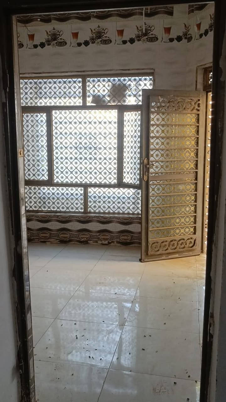 يارزاق ياالله 
دار سكن200م طابو زراعي بناء طابوك مرقم من قبل البلديه حي الحكيم شارع كاله 
يتكون من غرفة نوم وهول مطبخ استقبال صحيات داخل وخارجيه كراج سياره وحديقه 
للاتصال على الرقم التالي واتساب ***********
***********
