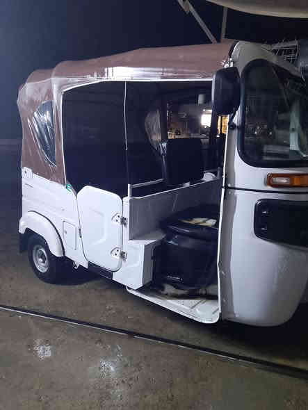 سلام عليكم 
تكتك 22رقم وسنويه نكليزي  بسمي
مكينه وكشر مكفول بجيس
مكاني بغداد محموديه 
***********
