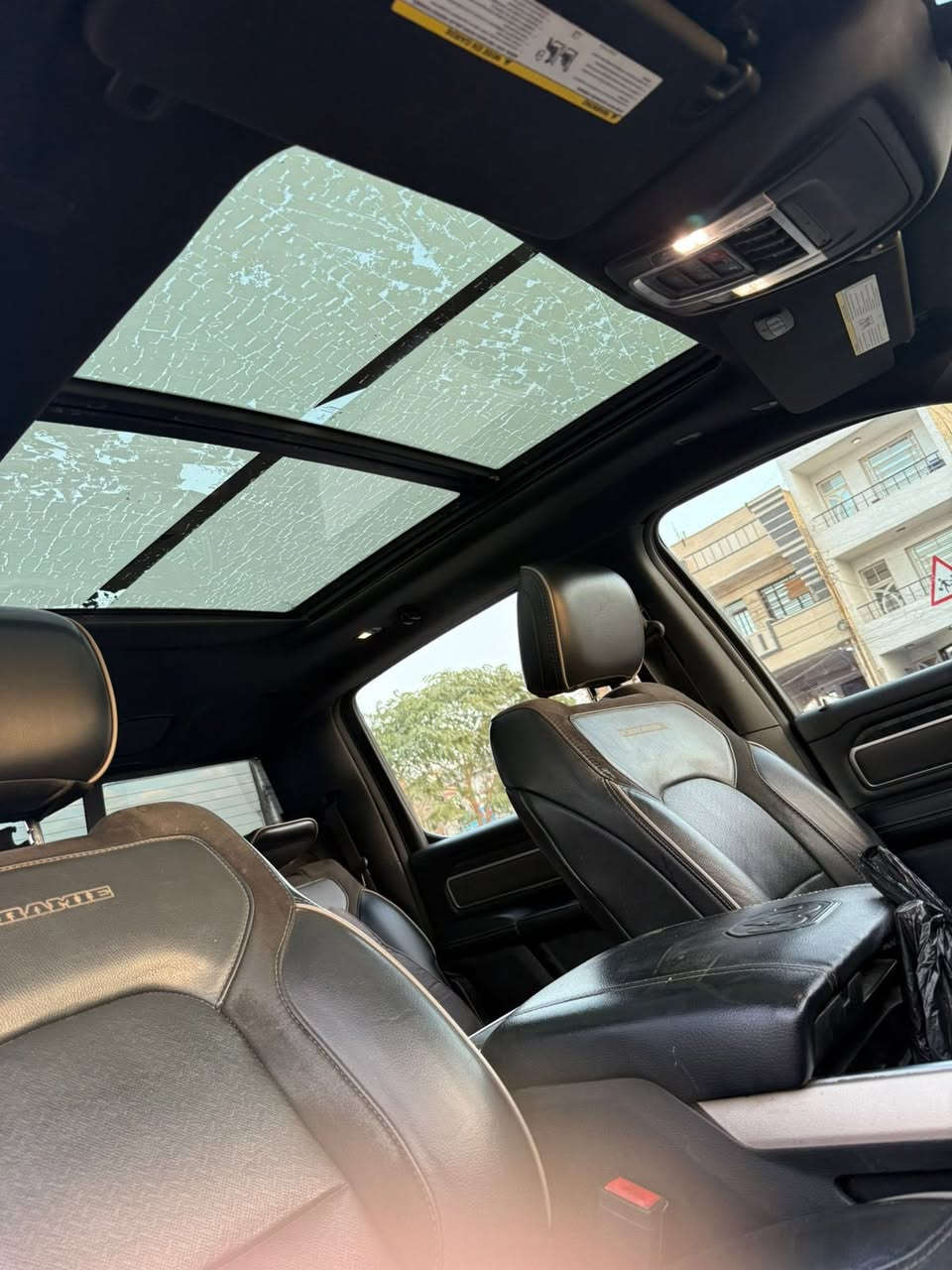 السلام عليكم بيع سريع
رام 2019 لارامي 
فول مواصفات 
فور ويل 
رقم قادسيه 
كفاله عامه عدا بارد بسيط 
ماشيه 160.000k.m
داخله حرق ربع دشبول فقط 
***********
