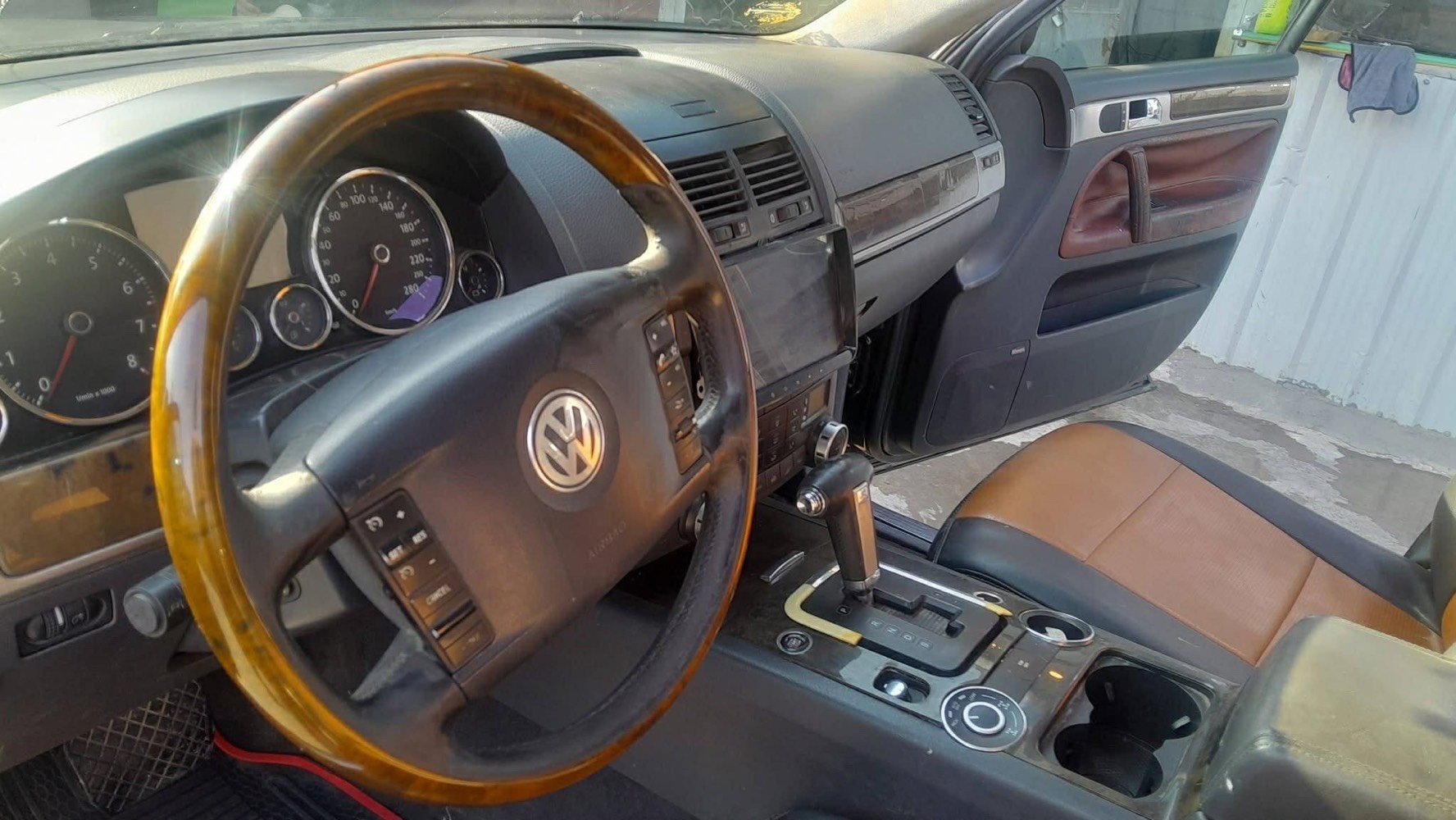 السلام عليكم گولف موديل 2009 مكفول من الضربه والصبغ  اي نقص مبيها  گير محرك شرط الفحص تبريد وي سويج حساسات  قياده ذاتيه  طخم تاير حداديه جاهزه وين ميعجبك تطلع فول مواصفات   كشن خزن تدفئه تبريد ستيرن ذكي لايت زنون متحرك عند الالتفاف هواي مواصفات بيها الله شاهد السعر 90 وبيها مجال وترهم مراوس حسب القناعه 