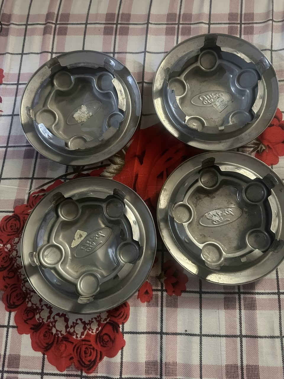 السلام عليكم موجود تخم كبات اصلي فورد فكتوريا ***********
