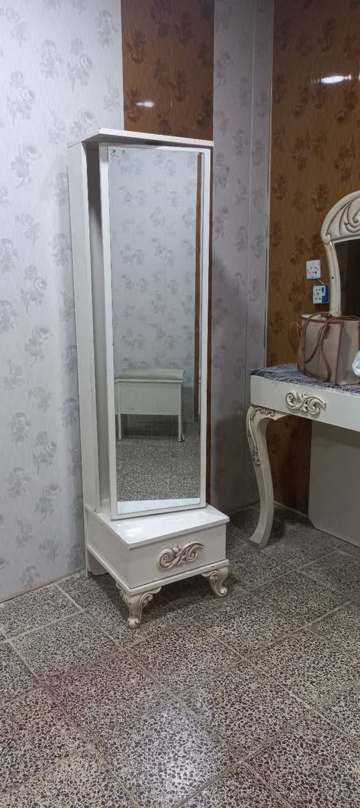 غرفة نوم للبيع بسعر مناسب ، قاعدة الكنتور تحتاج الى تبديل وبدون تخت
***********
