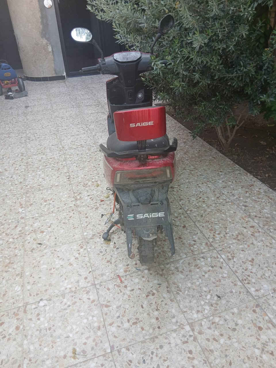 للبيع: دراجة سكنس شحن (كامله مكملة) 🏍️
المواصفات والوضعية:

​النظافة والكهربائيات: الحمد لله الدراجة كاملة مكملة، كهربائياتها نظيفة جداً وما بيها أي خلل أو عطل.

​البطاريات: ما شاء الله 6 بطاريات بحالة ممتازة، ولغاية الآن تنطيني مشي فوق الـ 40 كيلو متر بالشحنة الواحدة (مضمونة وعلى وضعها الممتاز).

​الأمانة والمصداقية: كل شيء بالدراجة مضمون وأمانة الله والصور واضحة أمامكم.

​ملاحظة هامة للمشتري (إبراءً للذمة):

صار خلل بالويل والمغناطيس ماله تكسر شوية، وبدلته بويل 1500 وما رهم وياي تمام. لذلك البيع على هذا الوضع؛ إما المشتري يأخذها تفصيخ (أدوات)، أو يشتري لها ويل جاهز جديد بالباكيت ويشدّه وتطلع الدراجة لوز.

​السعر الفاصل: 300 ألف دينار.

​العنوان: بغداد - الحسينية (مالة الراشدية).

​رقم الهاتف للتواصل: ***********

​(رجاءً خاص: المو شراي لا يتعبني ولا يضيع وقتي، كل شيء واضح بالإعلان)
