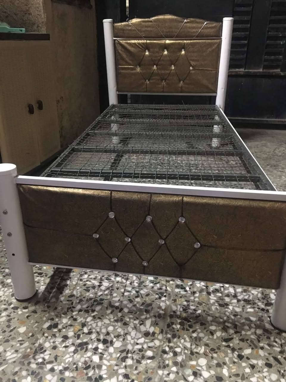 السلام عليكم بوفيه تكمه طول مترين وربع للبيع سعرهه ٦٠ وبيه مجال بسيط جرباية كلش نظيفة سعرهه ٣٥ حي الجهاد ***********
