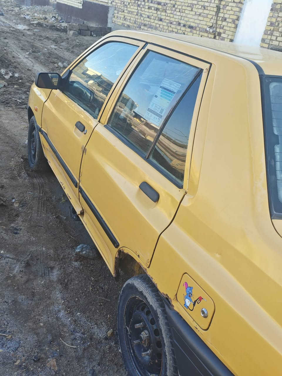 السلام عليكم سايبة موديل 2015 كير مكينة نظيفة حدادية هم تخم تاير  السعر 13 وبيها مجال  مكان السيارة الديوانية *********** مكلف بالنشر هذا رقم صاحبها
