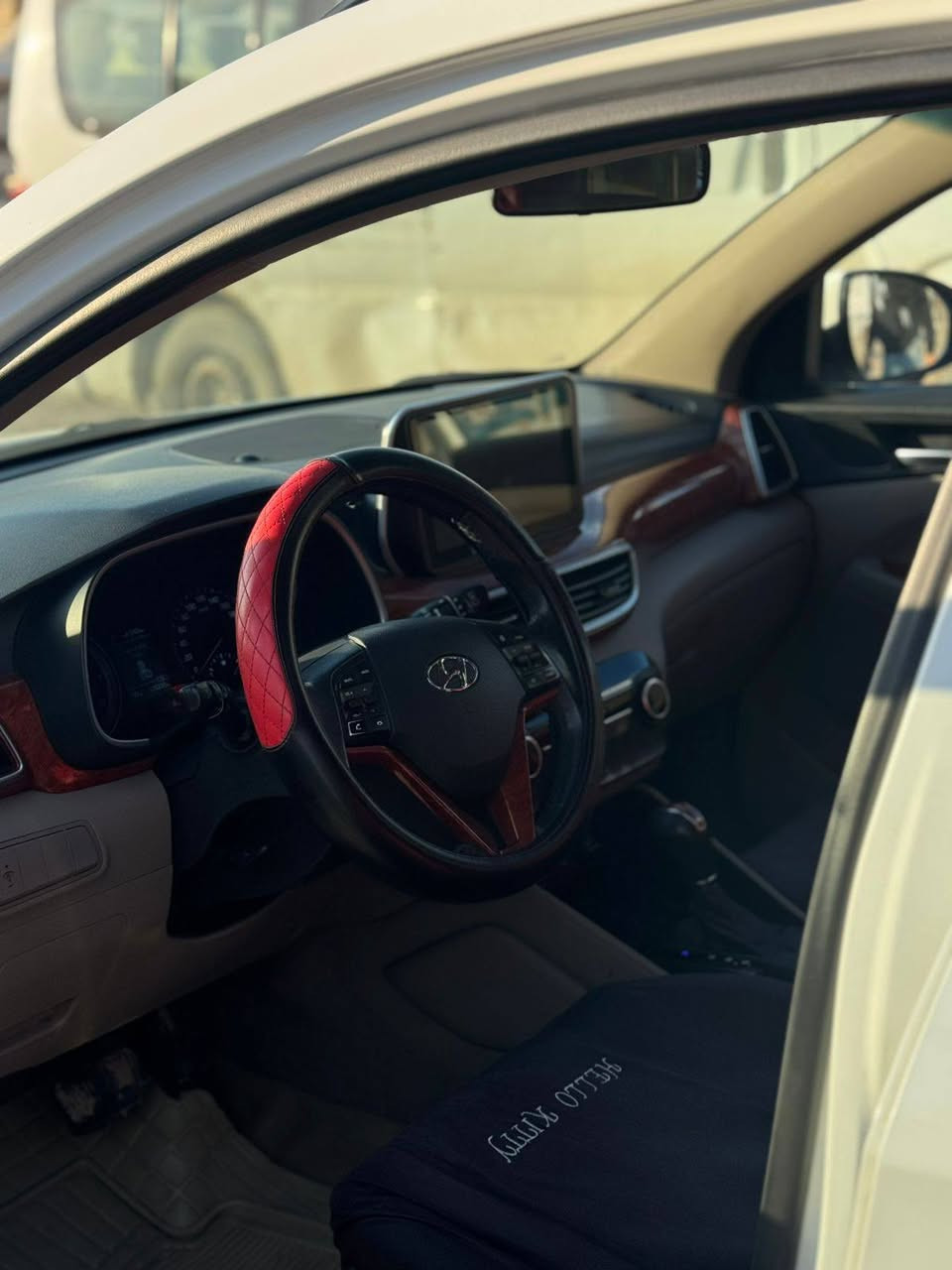 توسان  2020 سياره صدر جديد تايرات جديده  خير من الله باسمي سياره فول بصمه بليرومه يدات نيكه جلد سياره بيهة بارد بخشم الجاملغ لامامي وبارد بصندوق حسبه اربع اصابع سعر 197 وبيهة مجال شي بسيط
***********
