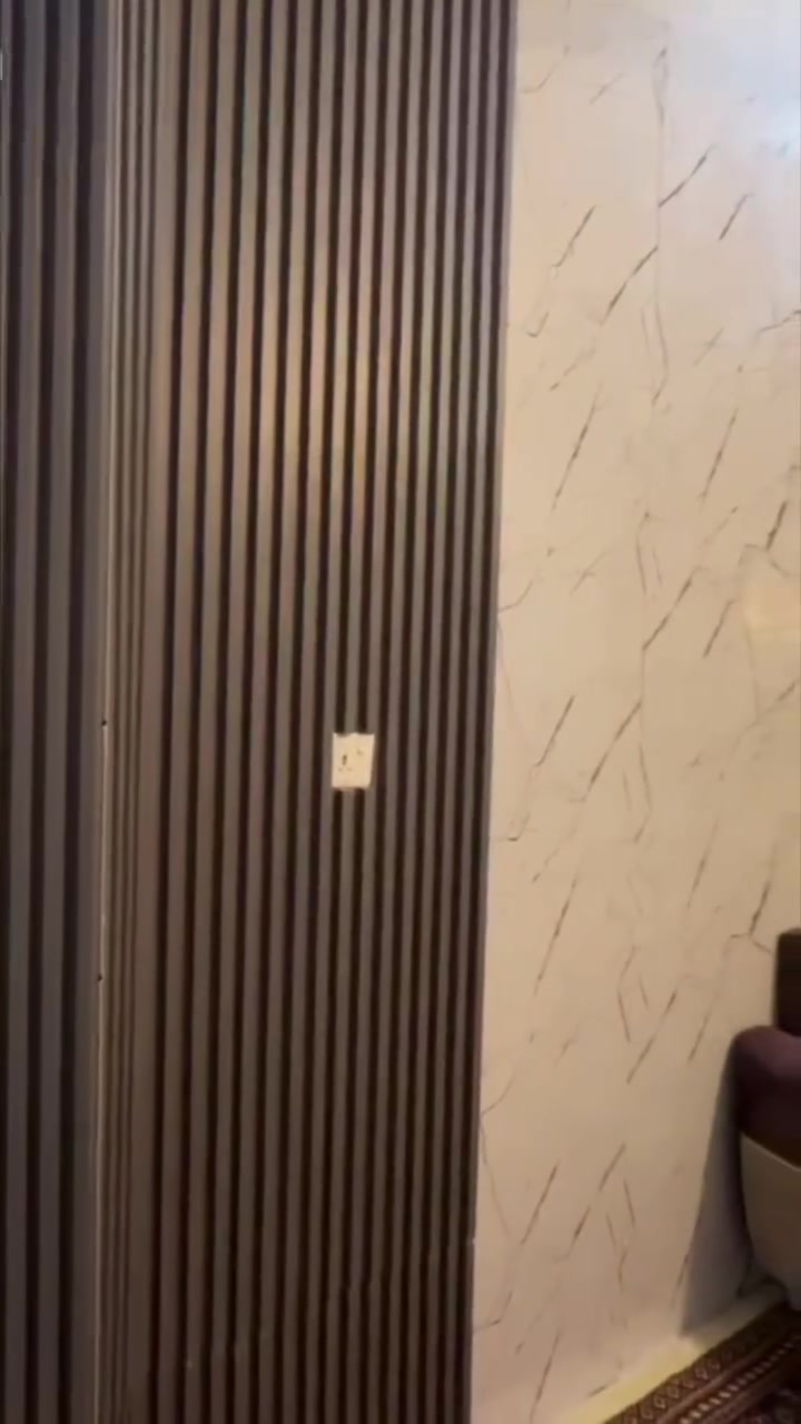 🏡 عقارات كربلاء
دار للبيع – حي الميلاد
📍 الموقع: كربلاء المقدسة – حي الميلاد، قطاع 27
يقع بظهر شارع 20 وقريب جدًا من الحديقة الجديدة، ضمن حي راقٍ ومخدوم بالكامل.
📐 تفاصيل العقار
المساحة: 100 م²
البناء: طابق ونصف (بناء حديث)
الواجهة: 5 متر
النزال: 20 متر
الشارع: تبليط مع مقرنص
🏠 يتكون الدار من:
استقبال واسع
صالة مريحة
غرفة نوم
مطبخ مؤثث
مجموعة صحية داخلية
مجموعة صحية خارجية
مخزن صغير في الطابق النصفي
✨ مميزات الدار
منظومة كاميرات مراقبة مع شاشة
أجهزة رافعة قدرة (Stabilizer)
سخان ماء
ماطور ماء
تانكي ماء
جميع الخدمات متوفرة (ماء، كهرباء، مجاري)
🎁 الملحقات التي تأتي مع الدار
كاونتر مع ملحقاته
طباخ
جميع هذه الملحقات موضحة في الفيديو
📞 للاستفسار أو حجز موعد للمعاينة
***********
