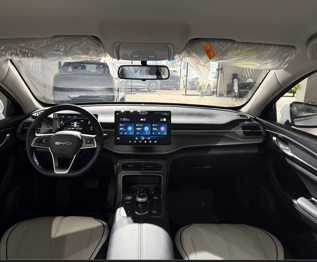 *BYD DESTROYER 05 DM-i*
2025 Zero
بي واي دي ديستروير زيرو .

تقطع مسافة : 1200 كم بالفل 
صندوق الأمتعة:248 لتر 
سعة المحرك :  1500cc 
سعة خزان الوقود : 48 لتر 
حجم البطارية : 8.3 KWH 
تقطع مسافة : 55 كيلو في شحنة 
حجم المحرك الكهربائي : 132 KWH 
عزم الدوران : N.M 316 
التـسـارع مـن 0 إلى 100 كــم/س : 6.9 ثواني فقط 
عدد الأحصنة : 179 HP 
نوع البطارية : بليد 

المواصفات : 
-✅كراسي جلد 
-✅جنط بحجم 16 إنش 
-✅كاميرا خلفية 
-✅نظام التشغيل عن بعد 
-✅نظام الدخول الذكي
-✅هاند بريك كهربائي ) 𝐇𝐎𝐋𝐃 𝐀𝐔𝐓𝐎) 
-✅اوامر صوتية للتحكم بالسيارة 
-✅حساس مطر
-✅شاشة بحجم 12.8 إنش 
-✅شاشة العدادات 10.25 إنش 
-✅عدد السماعات 12 
-✅عجلة القيادة جلد
-✅زجاج ملون
-✅حساسات خلفية
-✅نظام الضوء النهاري
-✅تحكم كهربائي بالمرايا الجانبية


**إذا كنت صاحب هذا الإعلان وتريد حذفه لأي سبب، رجاءا أرسل رسالة إلى الدعم الفني**