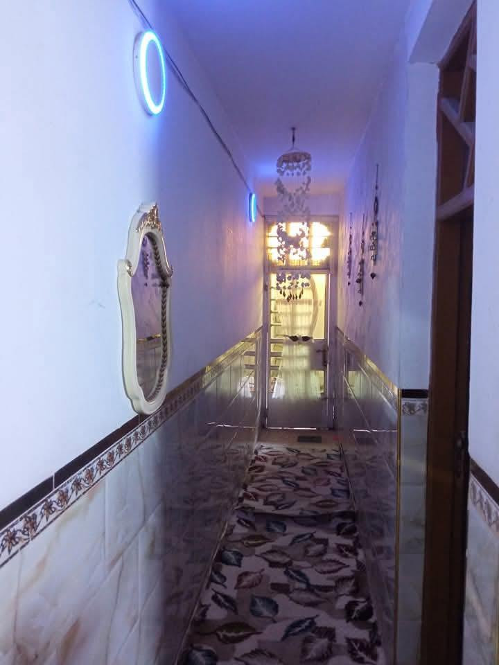 بيت للبيع ١٠٠ متر الشعب حي البساتين حي السلام شارع اسواق رسل
سند اصفر مشمول ب تمليك

٥٥ مليون وبي مجال 

اقصاط مابيع ابقي مبلغ بصيط ممكن 

طرمة وخدمات - هول - مطبخ حولي جبير - خدمات - غرفه
الطابق الثاني غرفه نقص فقط الارضيه مشتري بورسلين بس المواد ولخلفه باقي 
ولحمام الفوك ايضا مشتري سيراميك بس مواد وعمل عليك
تريد اني اكملهن ماكو اشكال حسب الاتفاق 

مجاري المنطقه قبل سبوعين كملوهة باقي بس التبليط

الغرفه الفوك سندويش 

واجهة البيت بلوك 

بلوك بناء ٢٠١٩

واتساب ***********
