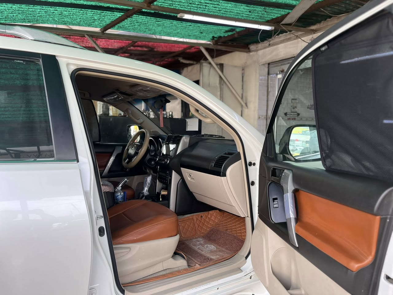 السلام عليكم للبيع او مراوس حسب القناعه
تيوتا برادو موديل 2010 محدثة 2017 
ماشية 240
مواصفات معروفة 
.7 راكب 
.تبريد 3قطع +ثلاجة 
.سبير تعليك 
. حساسات امامي خلفي 
.شاشة نفكيشن
كامرة خلفية+سيدي جنجر 
لايت زنون
محرك اربعه سلندر
2700cc
سيارة مكفولة كفالة عامة
 عدة  التحديثه الدعاميات 
مكان السيارة بغداد
رقم السيارة بغداد انكليزي 
السعر 225$
للاستفسار /***********
