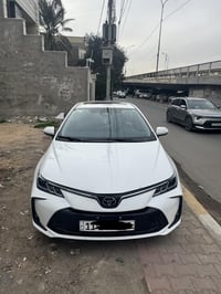 تيوتا كورولا هايبرد 2025 فول مواصفات   ماشية 8000  ما بيها صبغ ولا اي ...