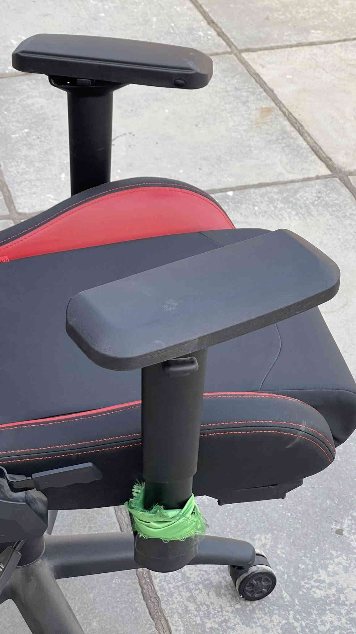 🔥 للبيع: كرسي گيمنك احترافي من Fantech (لون أسود وأحمر مميز) 🔥

 * الماركة: Fantech.
 * الحالة: مستخدم 
 * اللون: أسود وأحمر رياضي.
 * المادة: جلد بولي يوريثان (PU Leather) عالي الجودة وسهل التنظيف.

 يتميز بتصميم مقعد سيارات السباق (Racing Style) لتوفير أقصى درجات الدعم للجسم أثناء الجلوس الطويل.
 يتضمن وسادة للرقبة ووسادة لدعم أسفل الظهر (Lumbar Support) قابلة للتعديل والإزالة.
 * إمكانية إمالة الظهر بزاوية كبيرة تصل إلى [اذكر الزاوية التقريبية مثل 180 درجة أو 150 درجة] للراحة والاسترخاء.

   * ارتفاع الكرسي قابل للتعديل (مكبس هيدروليك Class 4).
   * مساند ذراعين قابلة للتعديل.
   * وظيفة تأرجح مريحة.

 * السعر 110 الف 

الموقع بغداد للتواصل ***********
