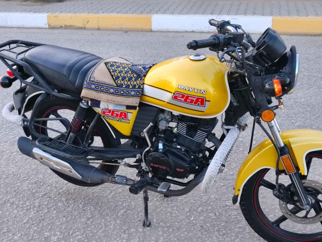 دايون للبيع موديل 2023، أوراقه أصلية، طالعة من البغدادي، ماشية 39 ألف حقيقي. الدراجة أي نقص ما بيها شرط أحله من الصورة، محرك 200 سيسي. الدراجة كل غراضها أبلادي، كل شيء ما بدل بيها شي غراض الوكاله  استخدام شخصي، تجي تفحص. يلا تعامل. السعر 1850 بيها  مجال. العنوان: حي الحر قرب فلافل سعد. ***********
