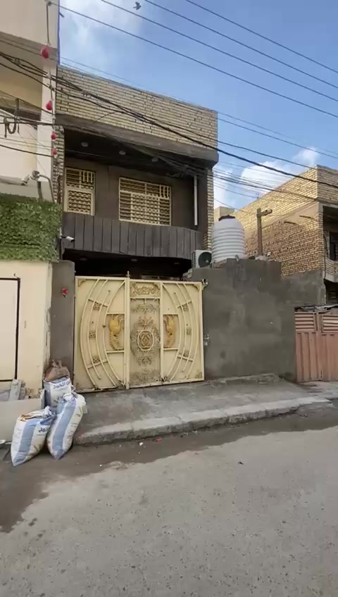 السلام عليكم بيت مساحه 100متر واجه 5 يحتوي على ٣ غرف والطابق الثاني٣ بيت كامل موضح بالفيديو العنوان بلديات حي رقيه السعر 120وبي مجال الرقم ***********
