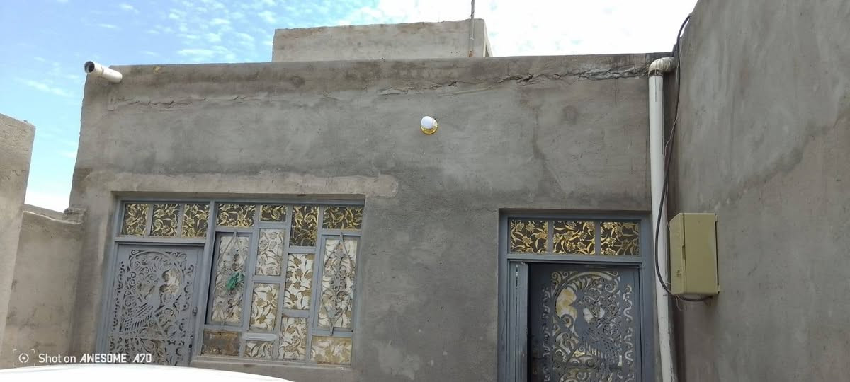 السلام عليكم بيت مع قطعه للببع مساحت البيت 200متر متكون من قرفتين وصاله ومطبخ ودوانيه ومجمعين صحيات خارجي وداخلي القطعه مساحته 200متر متكونه من مخزن وحديقه صالح للزراعه مكان رفاعي عل طريق ابو الماش يم ملعب اسود رافدين يبعد عن شارع العام 150متر ***********
