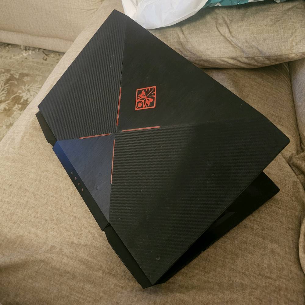 لابتوب HP OMEN  للبيع 
.
Intel Core i7 7700HQ 2.8GHz
كرت الشاشة: NVIDIA GTX 1060 6GB
الرام: DDR4 16GB 2666MHz (Kingston)
التخزين: SSD 256GB + HDD 500GB
الشاشة: 15.6" FHD 120Hz 1080p IPS
اللون: أسود/رمادي

.السعر ٥8٠ الف مشكلته فقط البطاريه استبدال
