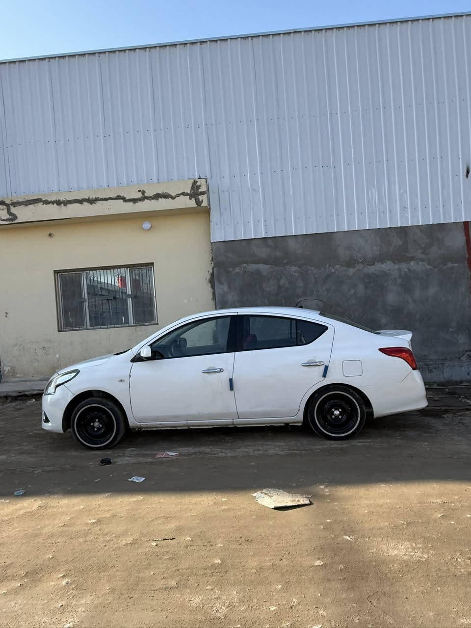 نيسان سني 2019شهرين وتصير حره رقم بصره *********** بيه صبغ جاملغ أمامي وبيه الباب صبغ جنطه مبدل هم ماشيه 150الف السعر 87مكينه وكير وحداديه وتبريد جاهزه تخم تاير
